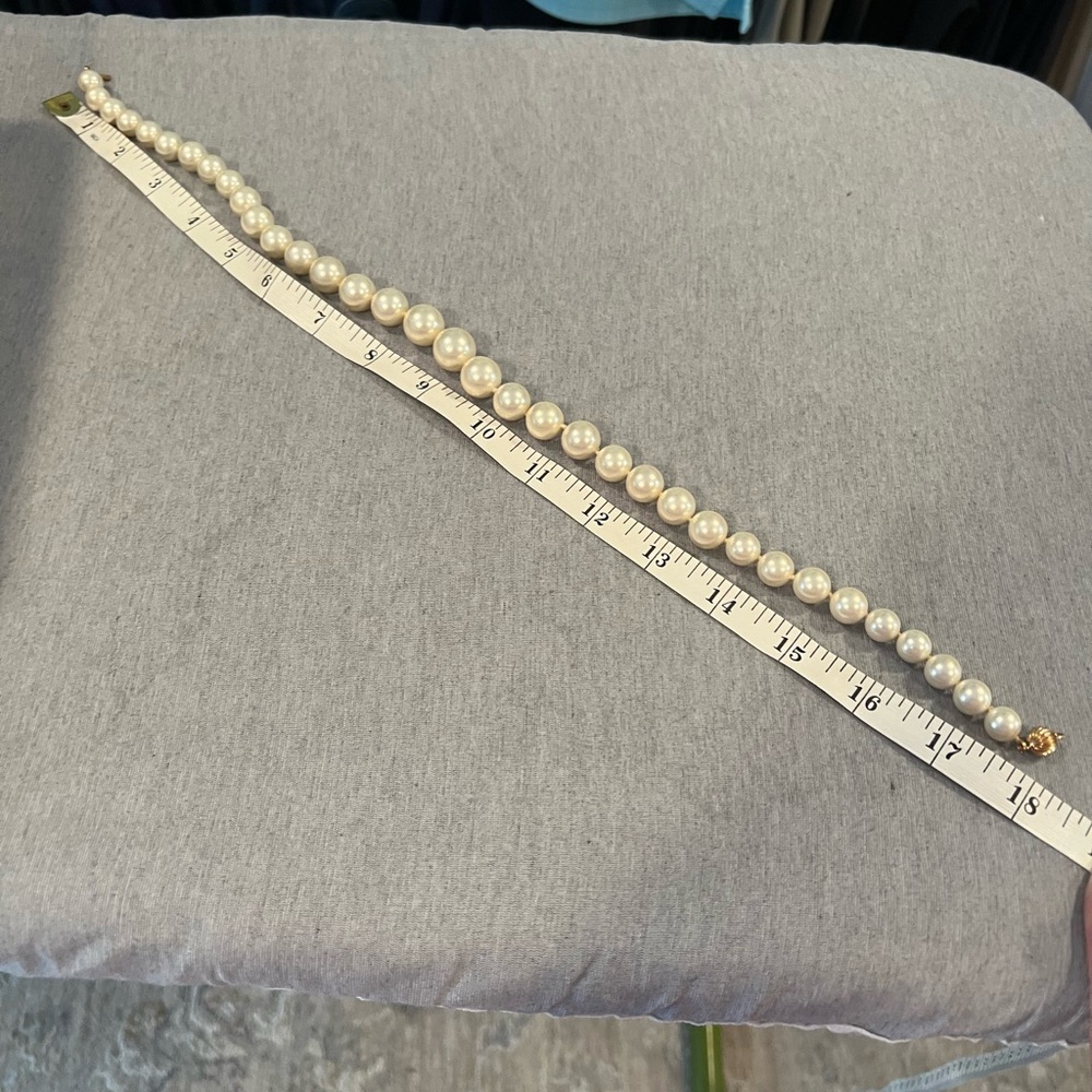 Graduated pearl necklace